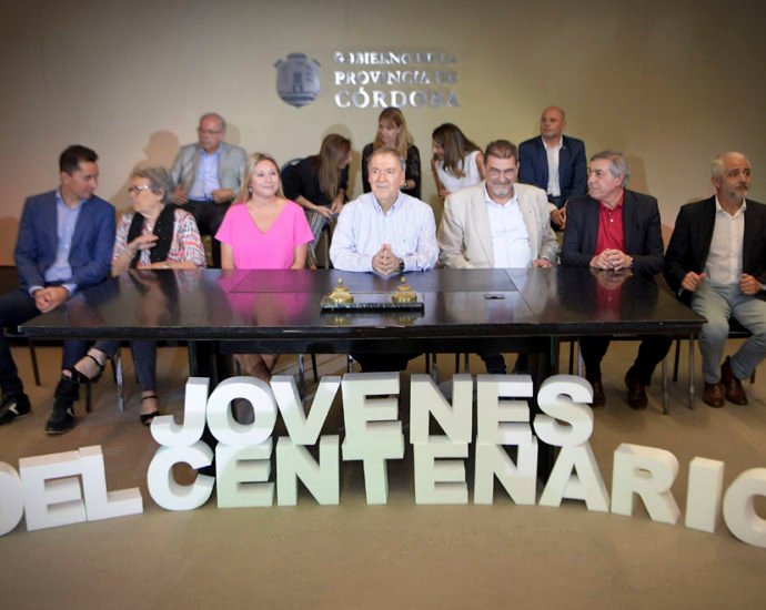 El gobernador Schiaretti presidió la entregó de Jóvenes del Centenario Emprendiun 7489