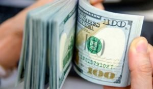 Pese a las declaraciones de Caputo, se dispara el dólar en una jornada con mal clima global 1 dolar.jpg 57698320