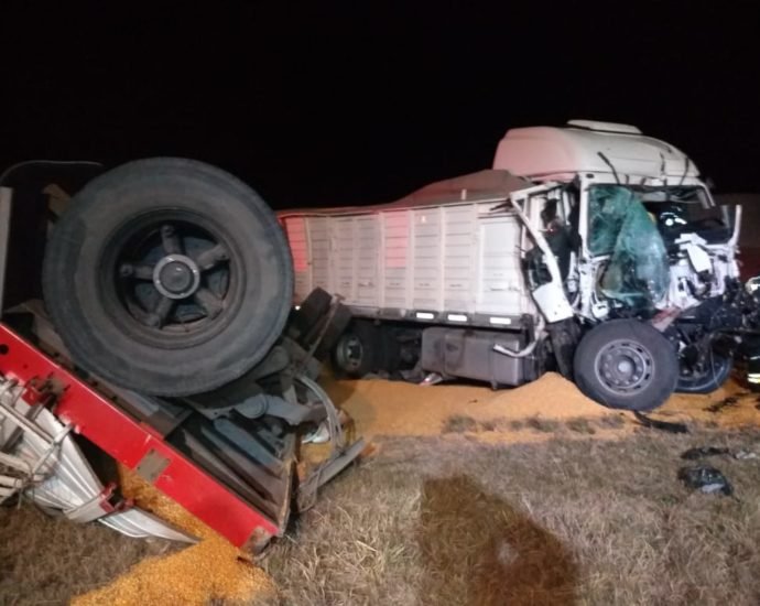 4373 Accidente camiones en Leones