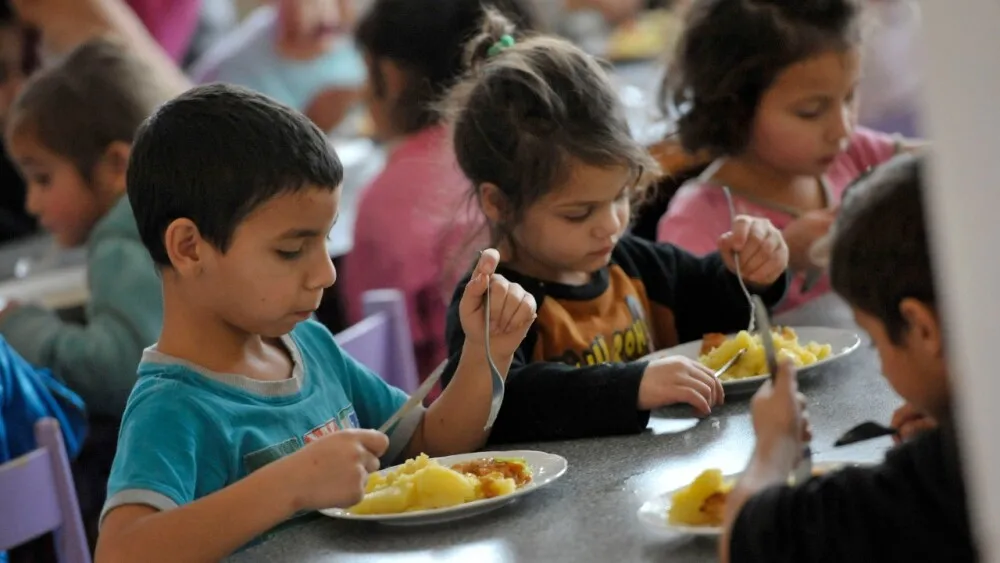 Niños, niñas y adolescentes consumen sólo el 20% de las frutas y verduras recomendadas 1 NINOS