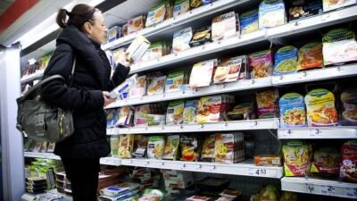 El 64% de las familias financia sus compras de alimentos y medicamentos 1 haciendo compras