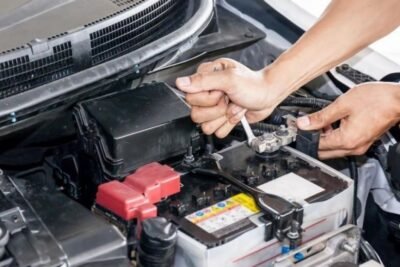 Vecino detuvo a un sujeto que intentaba robarle la batería de su camioneta 1 robo bateria