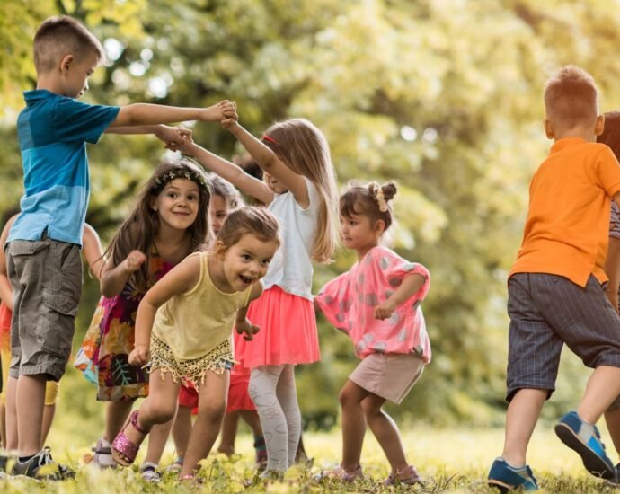 NINOS RIENDO e1722904370852