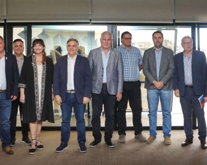 Llaryora y la Mesa de Enlace Provincial 1024x597 1