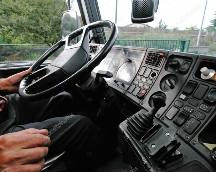 MANOS DETRAS DE UN VOLANTE