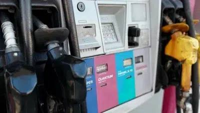 El Gobierno autorizó el autoservicio de combustible y peligran más de 2 mil puestos de trabajo 1 surtidores