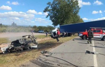 Logró tirarse de un auto en movimiento antes de que su ex se estrellara intencionalmente contra un camión 1 accidente 2jpg e1744294302213