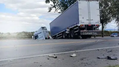 Logró tirarse de un auto en movimiento antes de que su ex se estrellara intencionalmente contra un camión 2 accidente 3jpg