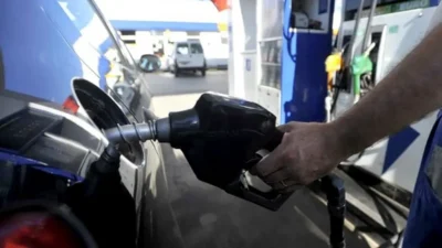 Desde este jueves, YPF baja un 4% el precio de los combustibles 1 nafta 222jpg