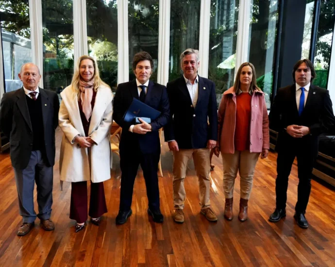 milei pino mesa enlacejpg