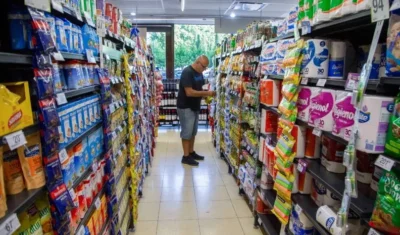 mientras que los supermercados la contraccion del consumo ya alcanza los diecisiete meses consecutivos shoppings y autoservicios mayoristas la recuperacion suma dos meses indicadores positivos