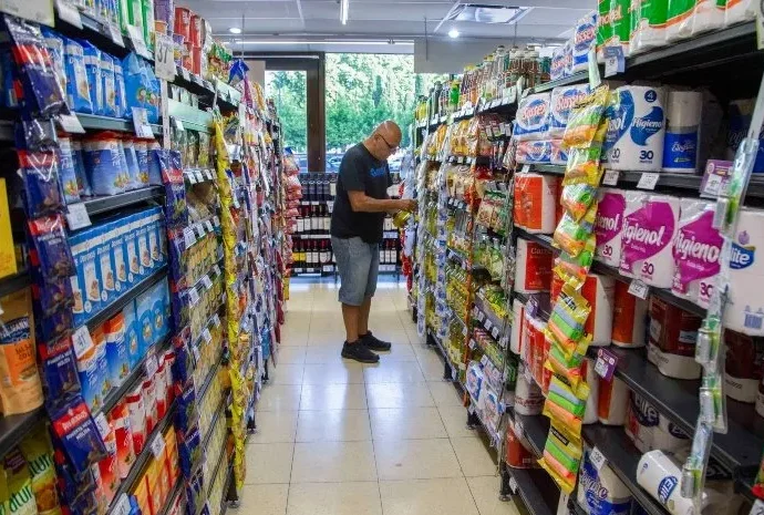 mientras que los supermercados la contraccion del consumo ya alcanza los diecisiete meses consecutivos shoppings y autoservicios mayoristas la recuperacion suma dos meses indicadores positivos